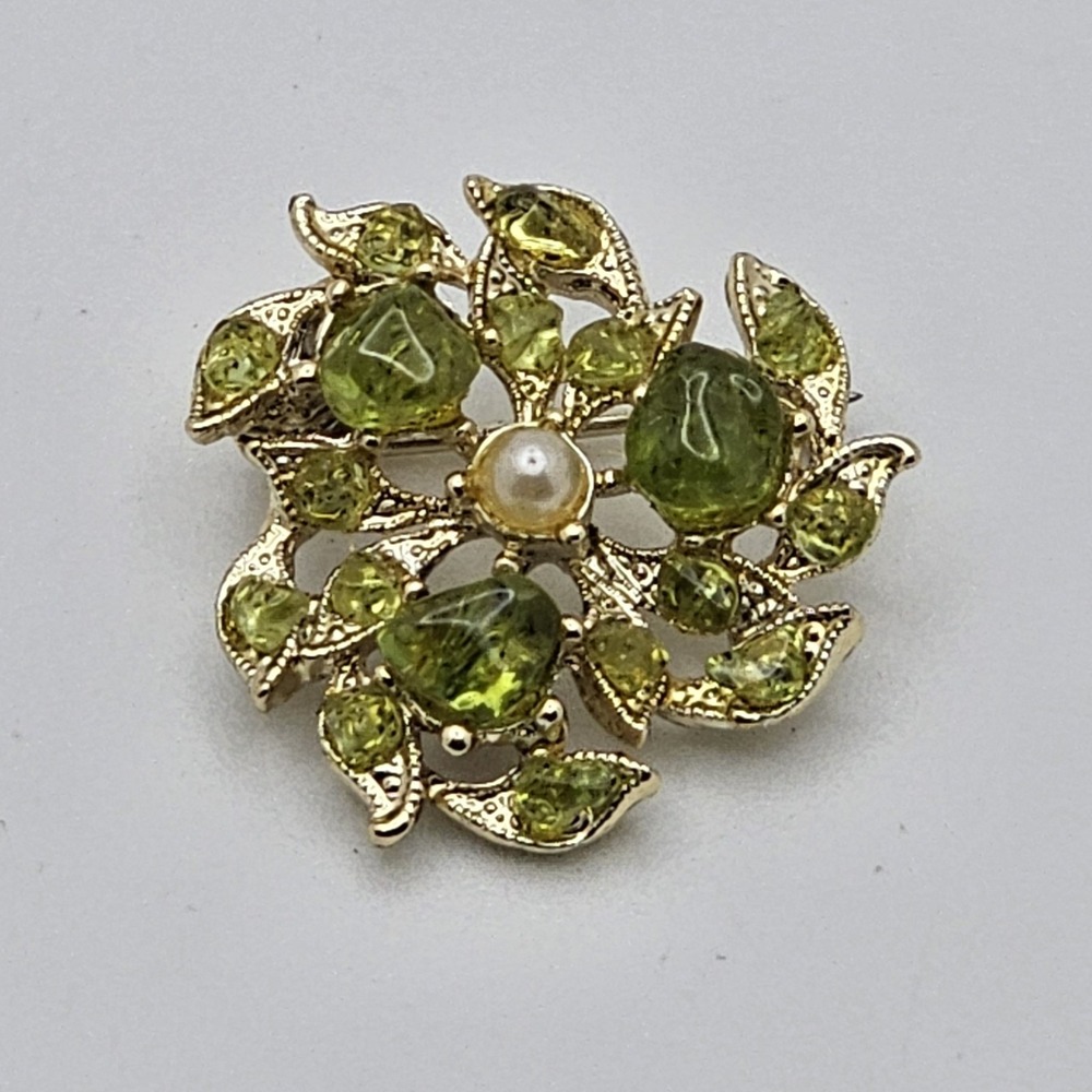 Green Peridot Rhinestone With Faux Pearl Center Accent Cluster Brooch Vintage